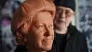 <p>Pekerjaan untuk membuat patung Ratu Elizabeth II senilai &pound;85.000 atau sekitar Rp 171 juta telah dimulai hanya beberapa hari sebelum hari ulang tahunnya yang ke-98. (AP Photo/Jon Super)</p>