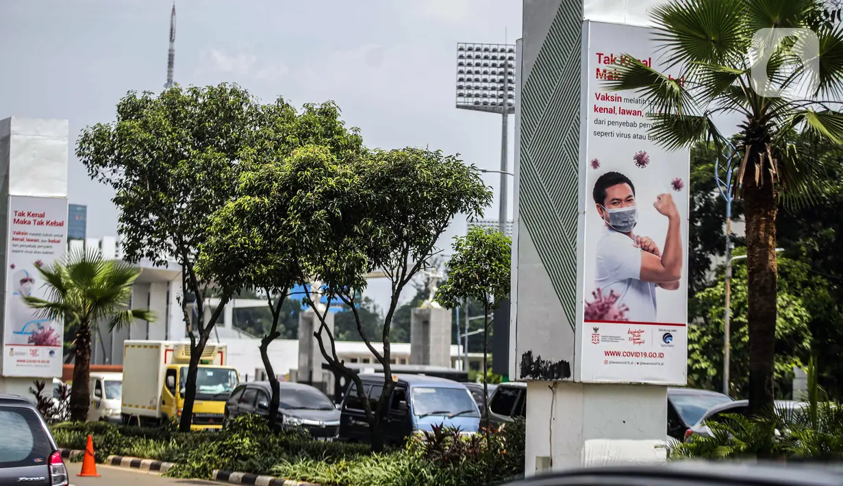 Kendaraan melintas dekat baliho sosialisasi manfaat vaksinasi di Jalan Asia Afrika, Senayan, Jakarta, Sabtu (28/11/2020). Pemberian vaksin COVID-19 tergantung dari datangnya vaksin dan proses persiapan yang dilakukan di Indonesia. (Liputan6.com/Faizal Fanani)