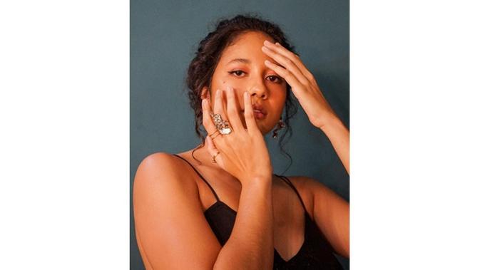Kerap Tampil Tomboy, Ini 6 Potret Sitha Marino dengan Makeup Tebal (sumber: Instagram.com/ariniwongso)
