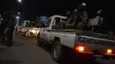 Sejumlah aparat kepolisian dan militer berpatroli setelah serangan oleh sekolompok orang bersenjata di sebuah kafe di Ouagadougou, Burkina Faso (13/8). Akibat kejadian tersebut sekitar 17 orang tewas dan 8 orang luka-luka. (AFP Photo/Ahmed Ouoba)