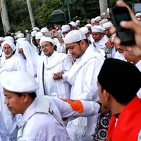 Sambil meneriakan takbir ribuan massa yang ikut demo 2 Desember menyambut datangnya Habib Rizieq di Monas. (Bintang.com/Adrian Putra)