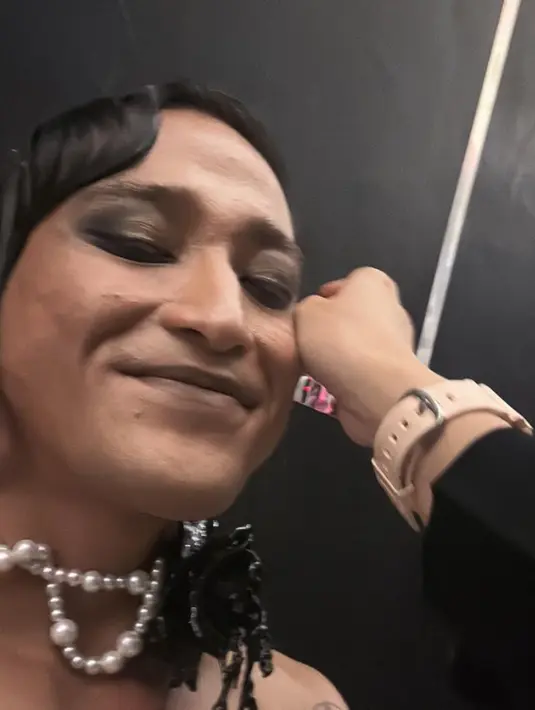 Dengan riasan wajah smokey, dari riasan mata yang mengaplikasi eyeshadow hitam dan lipstik tipis warna hitamnya. [@bojvoyej]