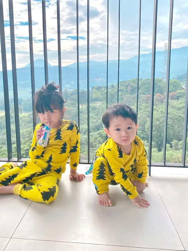 7 Potret Anak Ryana Dea Pakai Baju Kembar, Bikin Gemas