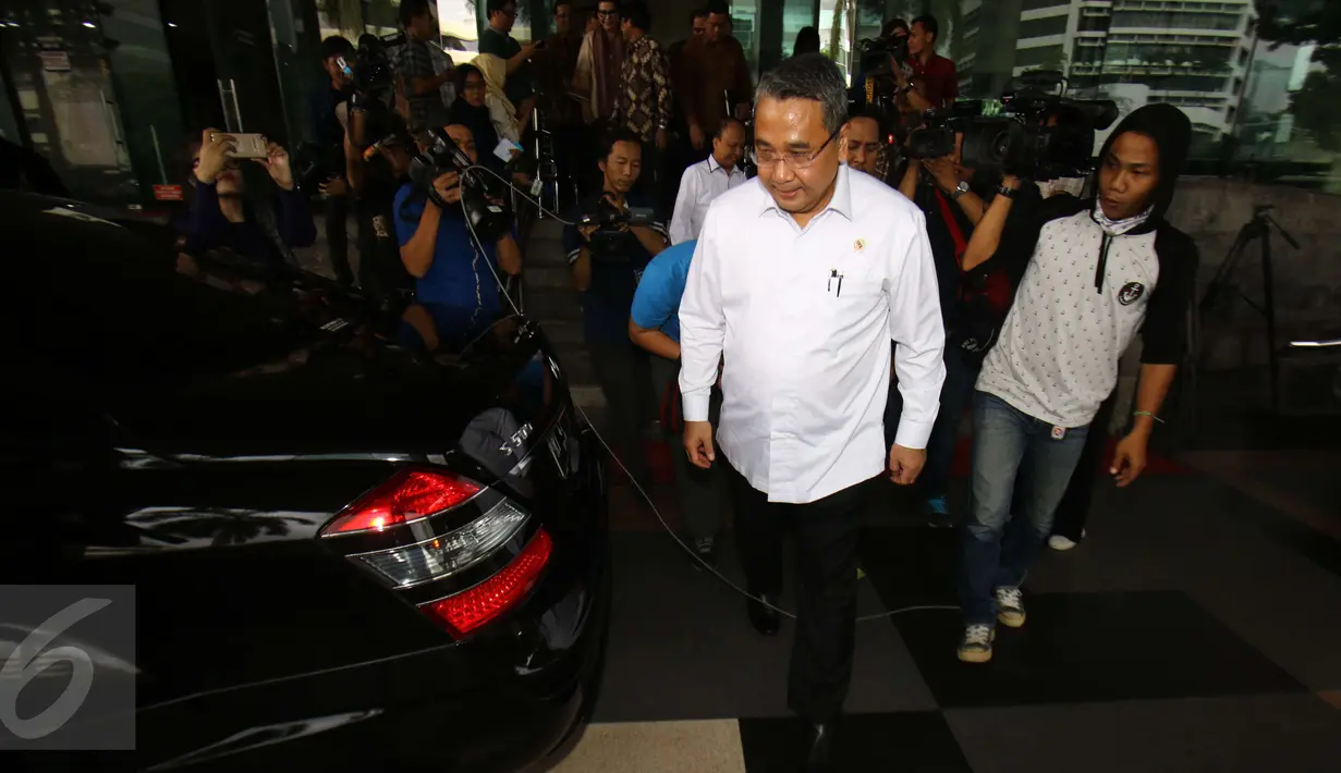 Menteri Desa PDT dan Transmigrasi Eko Putro Sandjojo usai melakukan pertemuan dengan KPK, Jakarta, Rabu (1/2). Pertemuan tersebut membahas soal anggaran dana desa untuk mencegah dari penyimpangan korupsi. (Liputan6.com/Helmi Afandi)