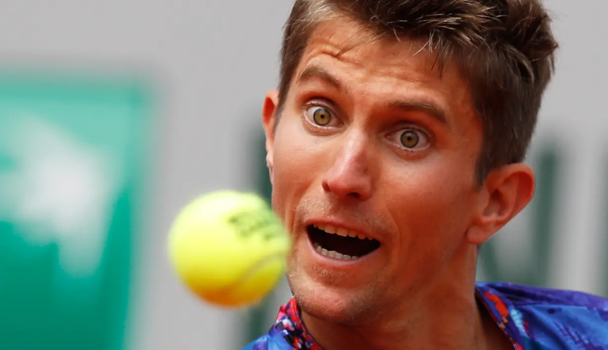 Petenis Jerman, Yannick Maden berusaha mengembalikan bola pukulan petenis Spanyol, Rafael Nadal pada laga babak kedua turnamen Prancis Terbuka di Roland Garros, Paris (29/5/2019). Rafael Nadal menang atas Yannick Maden dengan skor 6-1, 6-2, 6-4 dan melaju ke babak ketiga. (AP Photo/Christophe Ena)