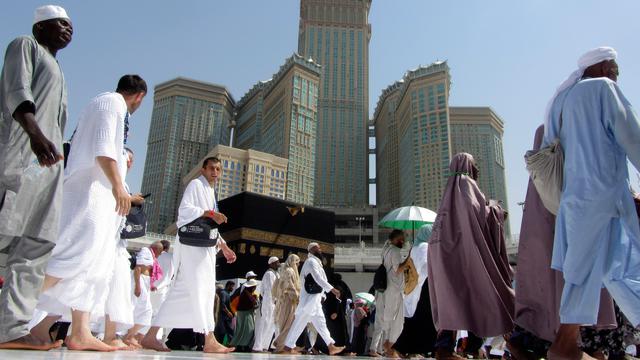 Memanjatkan Doa di Hadapan Kakbah