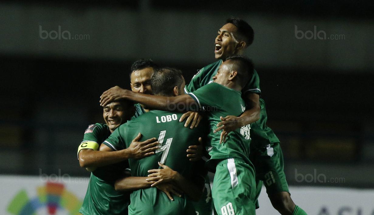 Pemain PSMS Medan merayakan gol saat pertandingan melawan PSM Makassar pada laga Piala Presiden di Stadion GBLA, Bandung, Selasa (16/1/2018). PSMS Medan menang 2-1 atas PSM Makassar. (Bola.com/M Iqbal Ichsan)