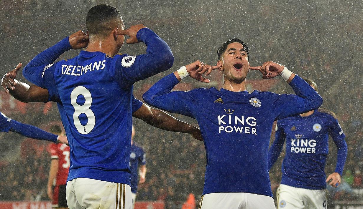 Striker Leicester, Ayoze Perez, merayakan gol yang dicetaknya ke gawang Southampton pada laga Premier League di Stadion St Mary, Southampton, Jumat (25/10). Southampton kalah 0-9 dari Leicester. (AFP/Glyn Kirk)