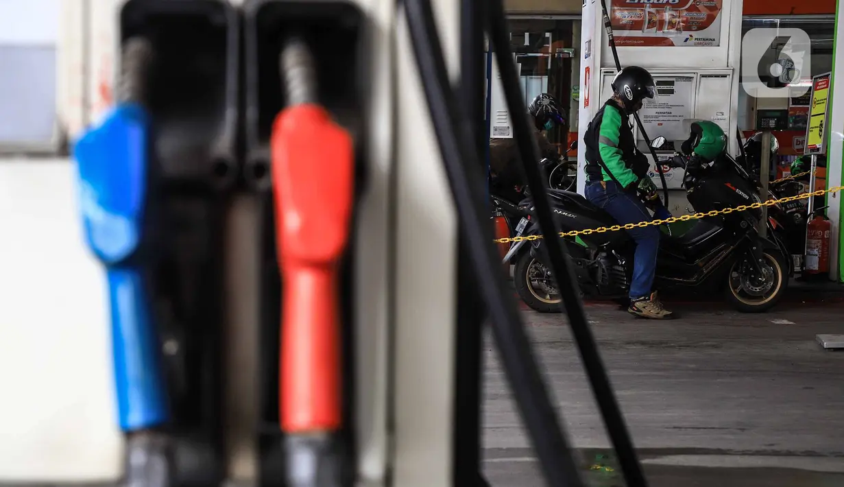Pengendara motor melakukan pengisian baham bakar minyak (BBM) di SPBU, Jakarta, Rabu (5/2/2020). Kesiapan program tersebut didukung oleh komitmen bersama dari 70 Bupati terhadap perizinan pembangunan BBM Satu Harga di wilayah masing-masing. (Liputan6.com/Angga Yuniar)