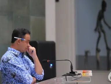 Gaya unik Mendikbud Anies Baswedan saat mendengarkan pertanyaan para guru di Aula Ki Hajar Dewantara, Kantor Kemendikbud, Senayan, Jakarta. Foto diambil pada Senin (1/12/2014). (Liputan6.com/Herman Zakharia)