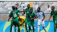Striker Nigeria, Sadiq Umar (nomor 13) saat merayakan golnya ke gawang Honduras, pada pertandingan perebutan medali perunggu Olimpiade 2016, di Stadion Mineirao, Sabtu (20/8/2016). (AFP/Gustavo Andrade). 