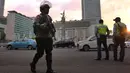 Aparat kepolisian bersenjata lengkap melakukan patroli di kawasan Bundaran Hotel Indonesia (HI),  Jakarta, Rabu (12/5/2021). Pengamanan ketat tersebut dilakukan untuk menjaga perayan Idul Fitri 1442 di jantung Ibu Kota. (Liputan6.com/Angga Yuniar)