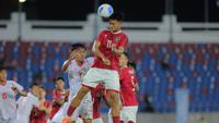 Pemain Timnas Indonesia U-22, Hokky Caraka menanduk bola ke gawang Myanmar U-22 pada pertandingan SEA Games 2025 di 700th Anniversary Stadium, Chiang Mai, Jumat (12/12/2025). (Bola.com/Bagaskara Lazuardi)