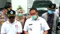 Wali Kota Bukittinggi, Ramlan Nurmatias memberikan keterangan pasien positif Covid-19. (Liputan6.com/ Novia Harlina)