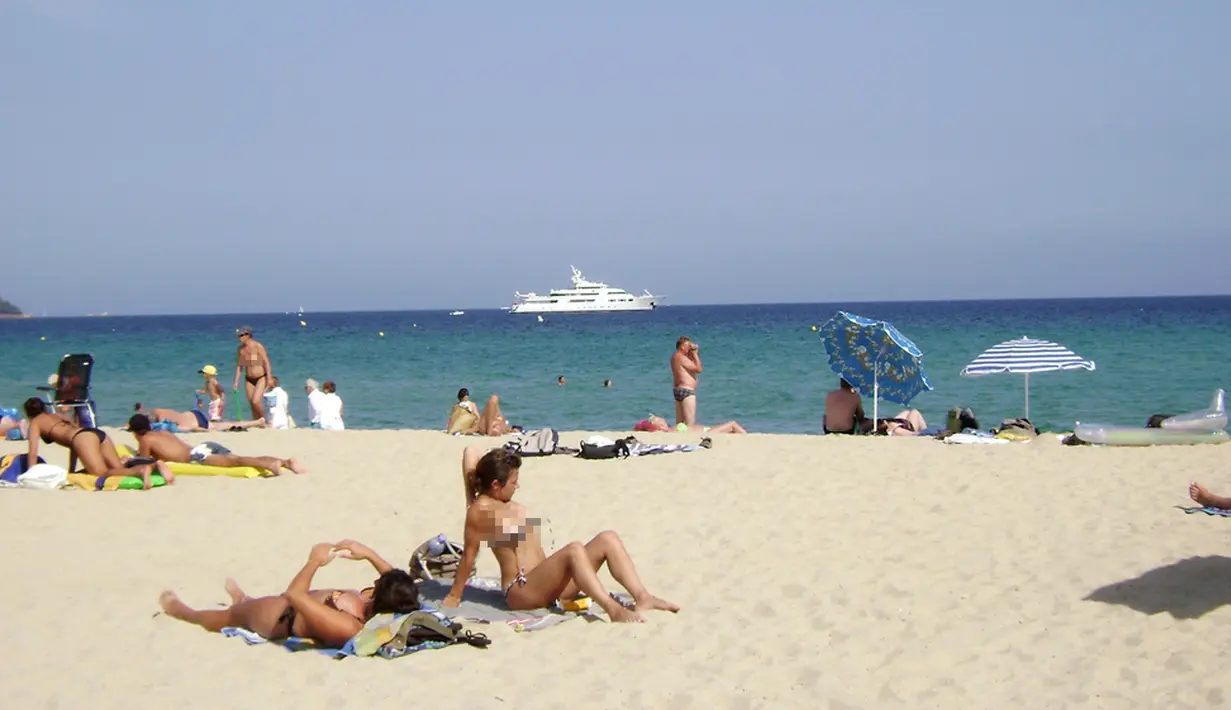 Pantai Plage de Tahiti, yang terletak di St. Tropez, Perancis ini memiliki sejarah panjang sejak tahun 1960-an. Oleh karenanya, pantai ini dijuluki pionir pantai yang memperkenalkan tren berjemur sambil telanjang. (www.flickr.com)