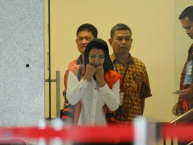 Bupati Kukar nonaktif, Rita Widyasari (kedua kiri) usai menjalani pemeriksaan di gedung KPK Jakarta, Jumat (19/1). Rita diperiksa sebagai tersangka dugaan TPPU senilai Rp 436 miliar terkait izin perkebunan kelapa sawit. (Liputan6.com/Helmi Fithriansyah)