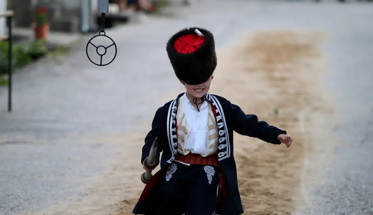 Seorang bocah laki-laki berpartisipasi dalam Turnamen Alka Anak-Anak di Brnaze, Kroasia  (23/8/2020). Untuk mengenang leluhur mereka dalam pertempuran menentukan melawan Kesultanan Ottoman pada 1715, warga di desa kecil Vuckovici mulai mengadakan Turnamen Alka pada 1955. (Xinhua/Pixsell/Ivo Cagalj)