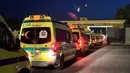 Pembukaan untuk perjalanan terbatas warga Palestina dengan pembatasan ketat dilakukan pada Kamis 19 Maret 2026. Tampak dalam foto, ambulans menunggu di sisi Mesir, perbatasan Rafah dengan Jalur Gaza pada pagi hari tanggal 19 Maret 2026. (Amr ADEL/AFP)