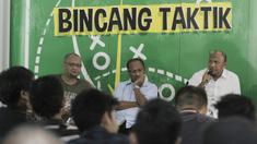 Pelatih Timnas SEA Games 2011 dan 2013, Rahmad Darmawan, saat mengisi acara diskusi Bincang Taktik di Gedung KMK Online, Jakarta, Kamis (10/8/2017). Diskusi mengangkat tema "Mengembalikan Tradisi Emas Sepak Bola SEA Games". (Bola.com/M Iqbal Ichsan)