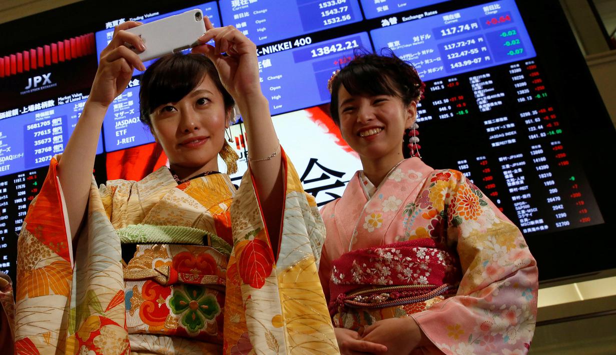 Dua gadis berkimono berselfie saat memeriahkan pembukaan tahun baru Bursa Efek Tokyo (TSE), Tokyo (4/1). (Reuters/Kim Kyung-Hoon)