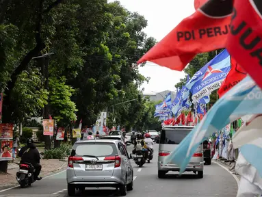 Sejumlah bendera partai politik peserta Pemilu 2024 terpasang di pagar pembatas Jalan Dr Saharjo, Jakarta Selatan, Kamis (18/1/2024). (Liputan6.com/Herman Zakharia)
