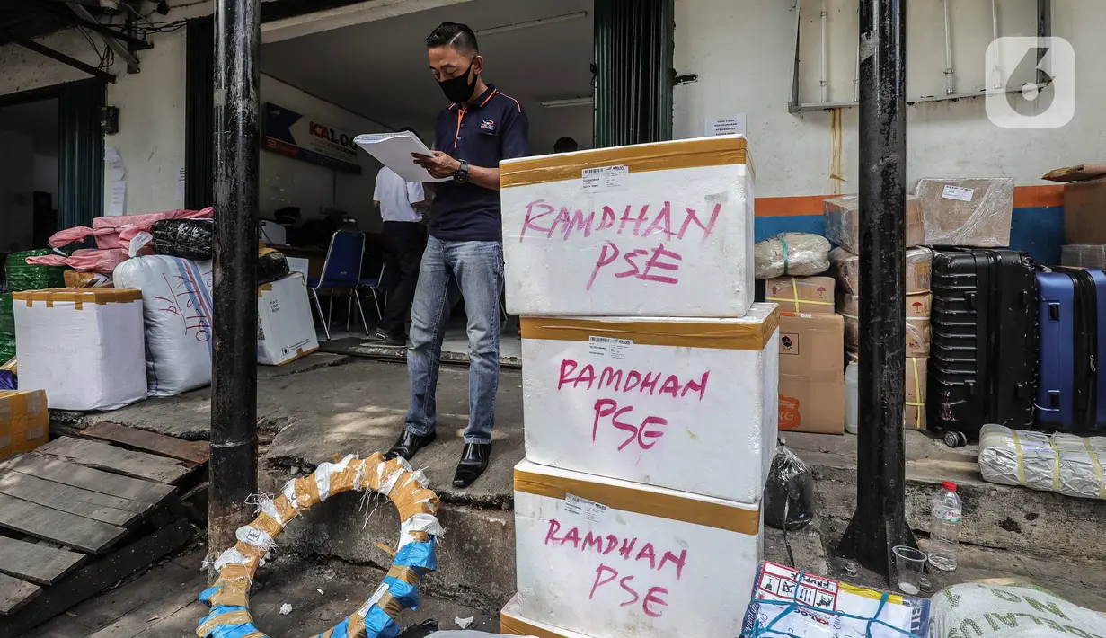 Pegawai jasa ekspedisi mengecek barang yang akan dikirim ke daerah di Pasar Senen, Jakarta Pusat, Selasa (5/5/2020). Jasa pengiriman barang melalui kereta mengalami penurunan sebagai imbas pandemi Covid-19. (Liputan6.com/Faizal Fanani)