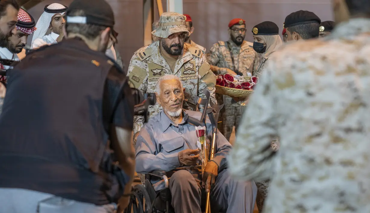<p>Mereka berasal dari Kuwait, Qatar, Uni Emirat Arab, Mesir, Tunisia, Pakistan, India, Bulgaria, Bangladesh, Filipina, Kanada, dan Burkina Faso. (Saudi Ministry of Media via AP)</p>