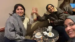 Selain bersama ibu, Hannah juga terlihat hangout santai bersama teman-temannya di sebuah kafe kota kelahirannya. Ia duduk di meja marmer kecil, menikmati obrolan hangat dan secangkir kopi bersama dua sahabatnya. Suasana hangat dan kebersamaan membuat momen Ramadhan di London semakin berkesan. (Liputan6.com/IG/@hannahalrashid)