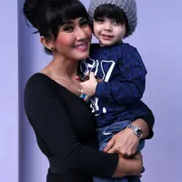 Akhirnya setelah tiga bulan saling mengenal, Paul pun langsung menjadi  mualaf. Dan hal tersebut juga lah yang membuat Cut Memey merasa  beruntung dan akhirnya memutuskan menerima pinangan Paul. (Nurwahyunan/Bintang.com)