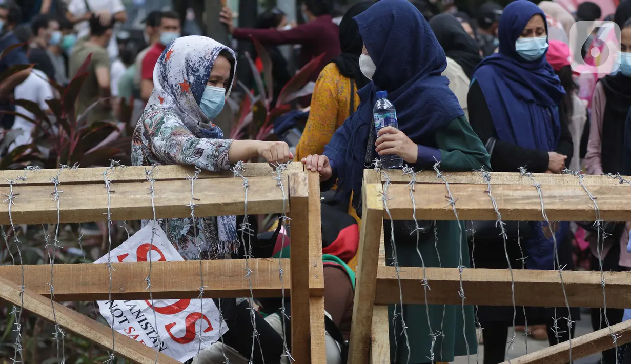 Pencari suaka asal Afghanistan melakukan aksi unjuk rasa di depan Kantor UNHCR, Jalan Kebon Sirih, Jakarta, Selasa (24/8/2021). Aksi ini akhirnya dibubarkan pihak kepolisian karena menimbulkan kerumunan dan kemacetan di sekitar lokasi. (Liputan6.com/Helmi Fithriansyah)