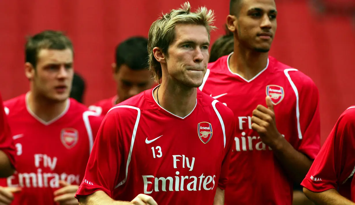 Alexander Hleb berseragam Arsenal sejak 2005. Ia cukup diandalkan waktu itu sebagai gelandang dengan mencatatkan penampilan sebanyak 130 kali. Pada 2008, Hleb direkrut oleh Barcelona dengan harga 17 juta euro. Namun, kariernya berangsur menurun dan banyak dipinjamkan. (AFP/Adrian Dennis)