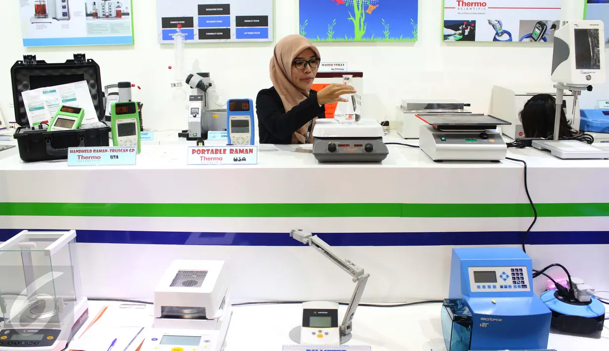 Seorang pramuniaga sedang mendemontrasikan alat kesehatan saat pameran niaga bahan baku farmasi dan pangan fungsional di JIEXPO, Jakarta, Rabu (22/3). Tercatat lebih dari 200 peserta yang ikut berpartisipasi. (Liputan6.com/Angga Yuniar)