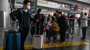 Penumpang berjalan melalui aula kedatangan untuk penerbangan internasional di Bandara Internasional Ibukota di Beijing, China, Selasa (14/3/2023). Sementara sebagian besar negara lain mulai membuka kembali perjalanan internasional lebih awal, China baru mulai keluar dari kebijakan zero-Covid pada akhir 2022, setelah protes pecah terhadap pembatasan besar-besaran. (Photo by Jade GAO / AFP)