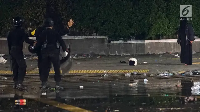 Bercadar Hitam, Perempuan Misterius Ini Berjalan ke Gedung Bawaslu