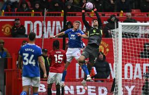 Kiper Manchester United asal Belgia #31, Senne Lammens, menangkap bola dalam pertandingan&nbsp;Premier League antara Manchester United dan Sunderland di Old Trafford, Manchester, Inggris barat laut, pada 4 Oktober 2025. (Paul ELLIS/AFP)