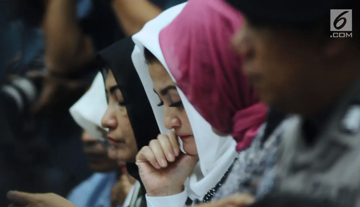 Istri Setya Novanto, Deisti Astriani Tagor saat mengikuti sidang lanjutan dugaan korupsi E-KTP di Pengadilan Tipikor, Jakarta, Rabu (20/12). Sidang beragendakan pembacaan eksepsi dakwaan oleh kuasa hukum. (Liputan6.com/Helmi Fithriansyah)
