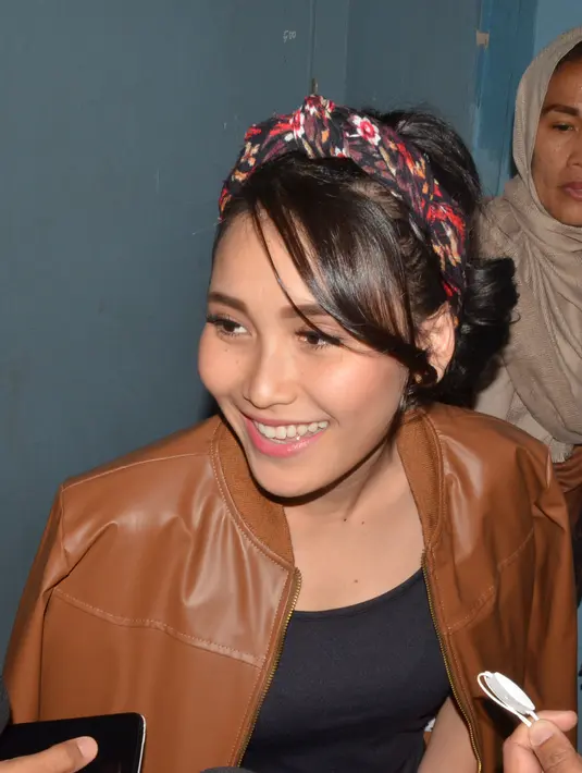 Pelantun lagu Sayang itu akan melakukan somasi pada make up artis Ayu Ting Ting. Lantas seperti apa komentar Ayu terkait tidakan yang akan dilakukan oleh Via Vallen. (Nurwahyunan/Bintang.com)