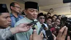 Cagub DKI Jakarta Sjafrie Sjamsoeddin memberikan keterangan pers usai salat Jumat di Masjid Luar Batang, Penjaringan, Jakarta,  (15/7). Sjafrie Sjamsoeddin silahturahmi dan salat Jumat bersama tokoh Luar Batang. (Liputan6.com/Yoppy Renato)
