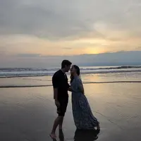 Rumah tangga Rendy Kjaernett dan Lady Nayoan sempat goyah karena perselingkuhan. Tapi, pasangan yang telah memiliki tiga orang anak itu kambali memulai lagi rumah tangganya yang sempat tak harmonis. [Instagram/ladynayoan]