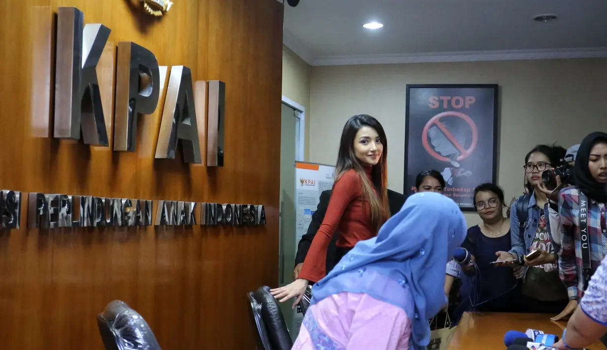 Sambil berurai air mata, bintang sinetron Elif Indonesia itu akan terus berjuang agar diberi kemudahan bertemu dengan buah hatinya. Seperti diketahui, sejak rumah tangganya bermasalah, kedua anaknya bersama Atalarik. (Adrian Putra/Bintang.com)