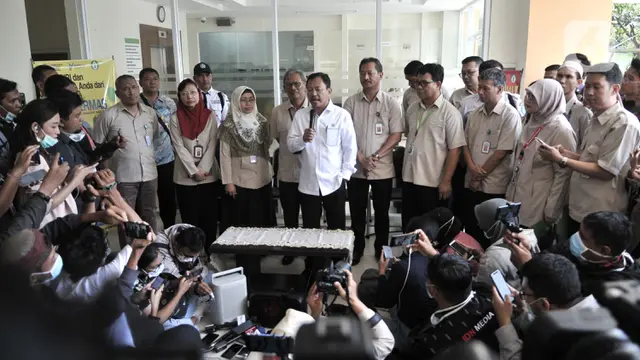 Menkes Terawan Tinjau Kondisi Dua Pasien Positif Corona di RSPI Saroso