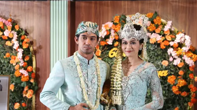 Marissa Anita dan Reza Rahadian dalam film Mendarat Darurat. (Foto: Dok. MD Pictures)