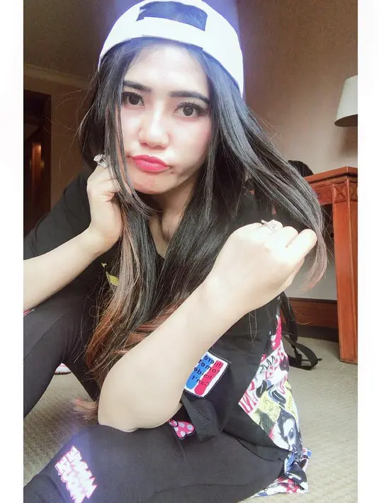 Memerhatikan soal fashion bukan hal yang aneh untuk Via Vallen. Mengingat dirinya seorang wanita yang juga berprofesi sebagai figure publik dan memiliki banyak penggemar. (Instagram/viavallen)