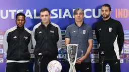 Pelatih Timnas Futsal Indonesia, Hector Souto bersama pemain Brian Lindrey dan Pelatih Timnas Futsal Iran, Vahid Shamsaei, bersama pemain Mohammad Hossein Derakhshani dalam konferensi pers sebelum babak final Piala Asia Futsal 2026 di Indonesia Arena, Jakarta Pusat, pada Jumat (6/2/2026). (Bola.com/M Iqbal Ichsan)