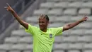 Bintang muda mereka, Neymar, juga terlihat tersenyum lebar selama latihan. Pria berusia 22 tahun menjadi andalan Tim Samba di lini depan, Brasil, Senin (16/6/2014) (AFP Photo/VANDERLEI ALMEIDA)