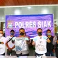 Konferensi pers pembunuhan dan perkosaan remaja di Polres Siak yang menghadirkan pelaku. (Liputan6.com/M Syukur)