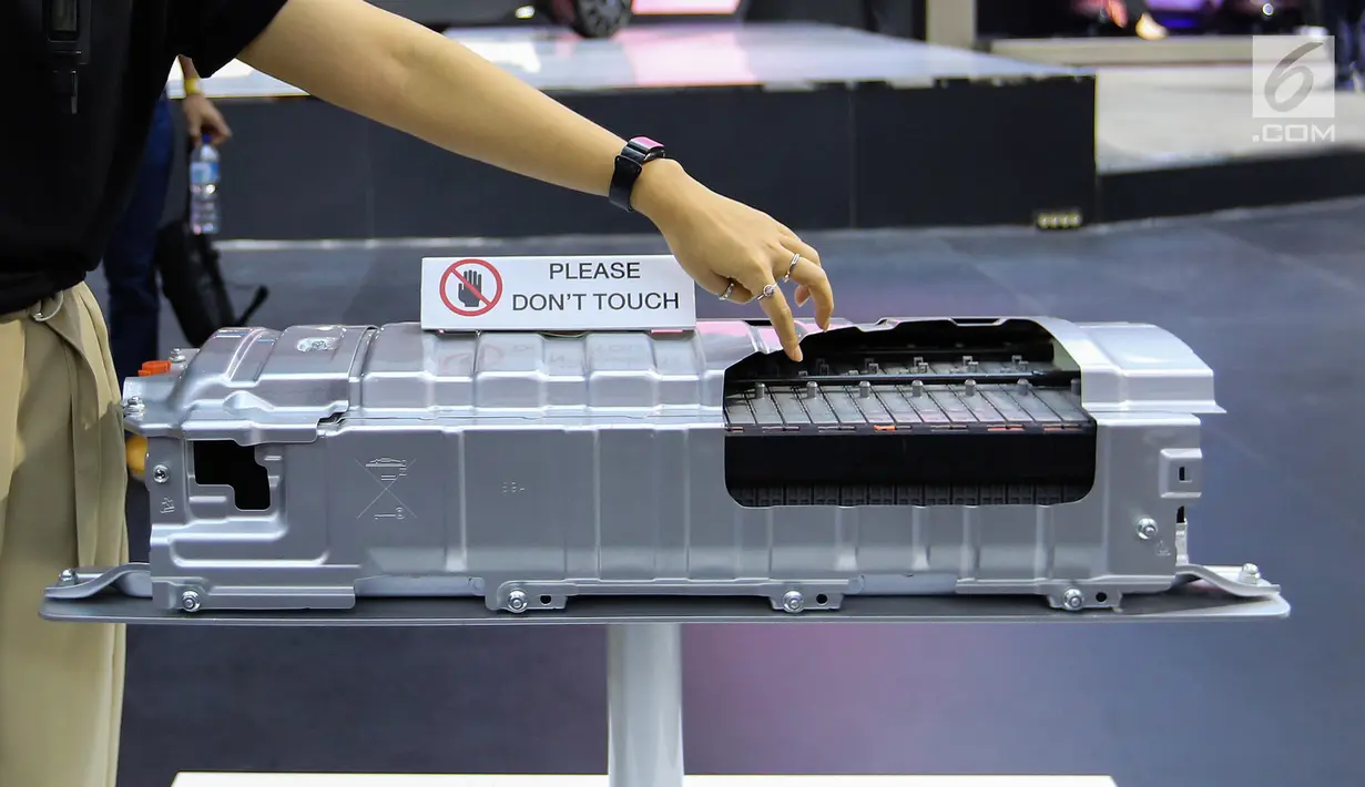 Sebuah baterai Toyota Prius Gen-4 X-Ray cut body yang dipamerkan dalam GAIKINDO Indonesia International Auto Show (GIIAS) 2019 di ICE BSD, Tangerang, Jumat (19/9/2019). (Liputan6.com/Fery Pradolo)