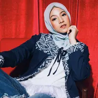 Model hijab Natasha Rizky yang satu ini dibuat ramping di bagian leher. Sehingga membuat wajahnya terkesan lebih kecil dan tirus. (Instagram/natasharizkynew)