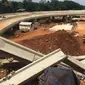 Sebuah truk proyek ditutup terpal biru akibat girder proyek pembangunan Jalan Tol Depok-Antasar di Jalan TB Simatupang, Jakarta ambruk, Selasa (2/1). Ambruknya girder tidak berpengaruh pada arus lalu lintas. (Liputan6.com/Immanuel Antonius)