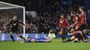 Gelandang Chelsea, Eden Hazard, dijatuhkan bek Bournemouth, Simon Francis yang membuat wasit menunjuk titik putih. Dlaam laga ini Chelsea melakukan 13 kali tekel, sedangkan Bournemouth sebanyak 11 kali. (Reuters/Tony O'Brien)